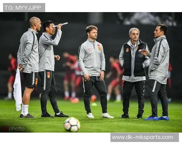 《拆卡足球星：揭开球员卡片背后的秘密，打造你的足球梦之队》